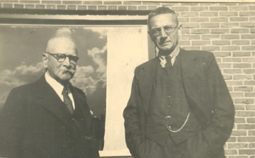 li: Simon Vestdijk sr. (1863 - 1944)  re: Simon Vestdijk jr. (1898-1971) - foto door Ans Koster